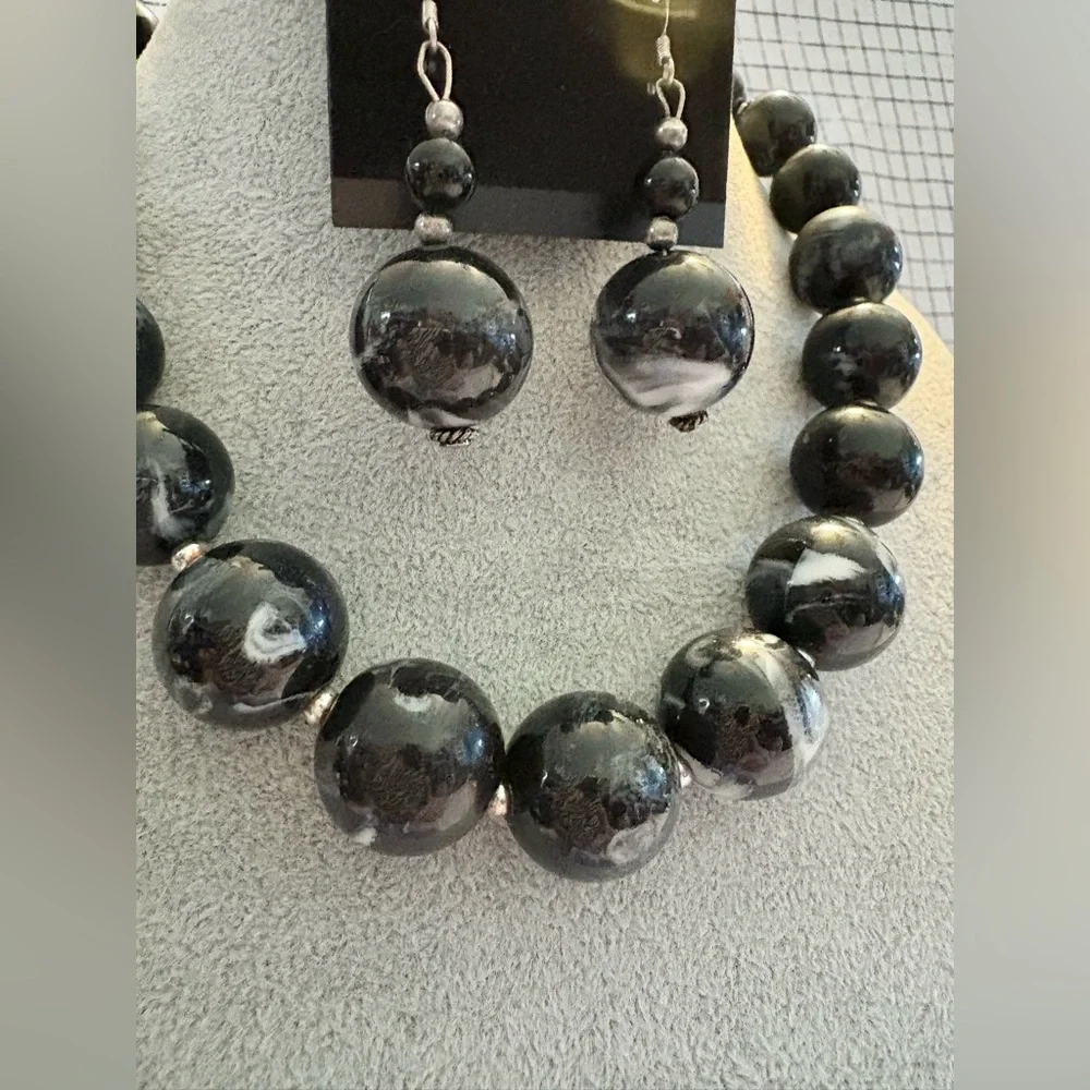 Apostrophe Beaded Necklace and Earrings Black + White - Picture 2 of 5